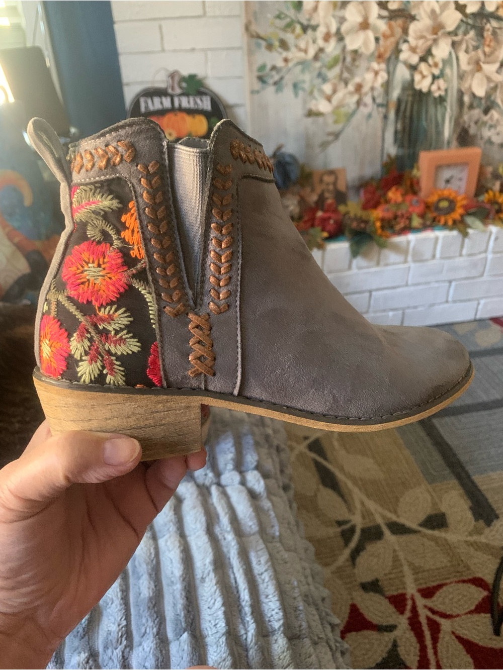 Tiara Topo’s Gray Suede Ankle Boots, Women’s Size: 6 Medium